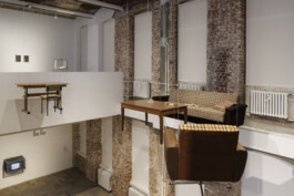 Sung Tieu, Midair (2025). © Installationsansicht der Ausstellung Preis für künstlerische Forschung der Schering Stiftung 2024: Sung Tieu – 1992, 2025 in den KW Institute for Contemporary Art, Berlin 2025; Courtesy die Künstlerin, Foto: Frank Sperling. 