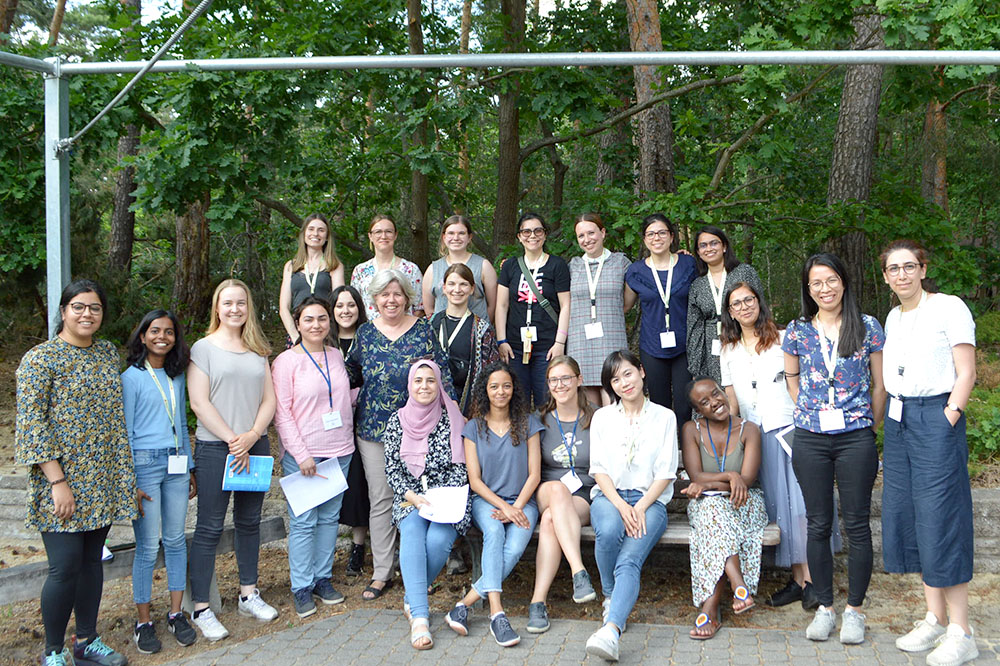 Group photo of all participants of the WINS School 2022 at the educational resort Blossin